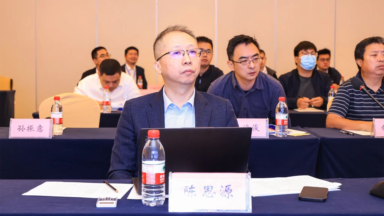 冰球突破科技专家评委.jpg